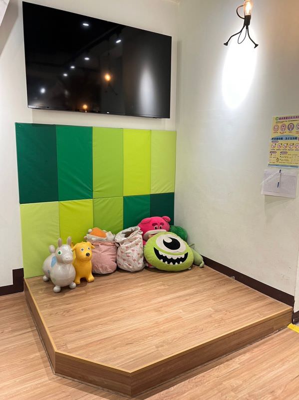 森林小徑健行店用餐环境